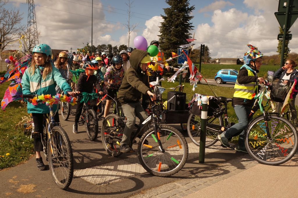 Au moins 150 cyclistes de tous les âges sur la piste cyclable historique, route de Rennes.